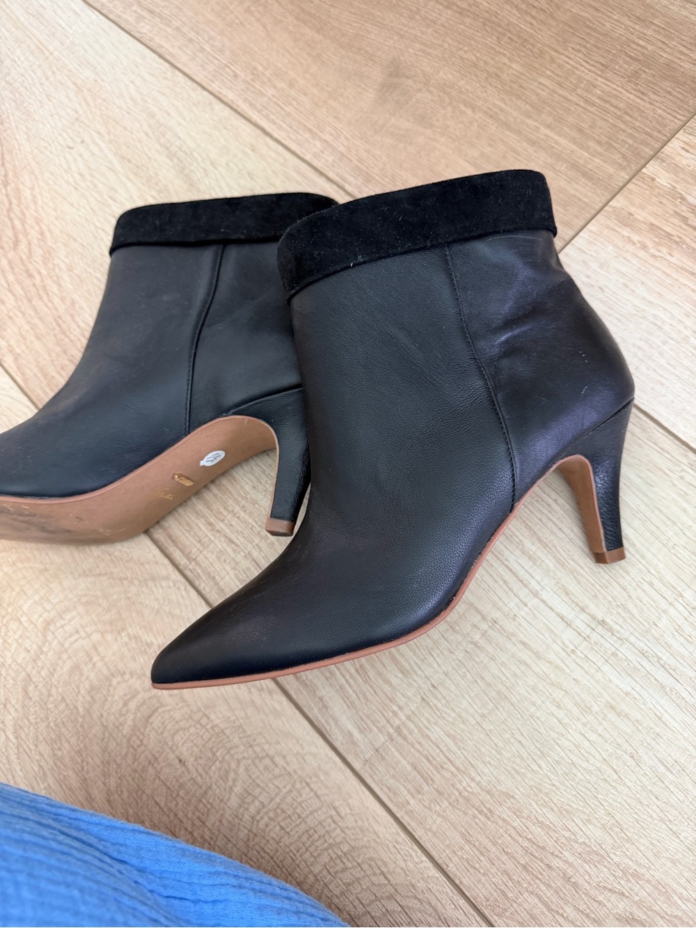 42 Gold Black Leather Pointed-Toe Ankle Bootie - Women's